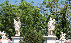 Retz, Pfarrkirche hl. Stephan, Umfassungsmauer von Kirche, Stiftshof und Pfarrhof, Skulpturen 2. Viertel 18. Jh.