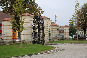 Großweikersdorf, Pfarrkirche hl. Georg, Mauer um den Kirchenbezirk