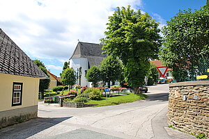 Mönichkirchen, Kirchenplatz im Oberdorf