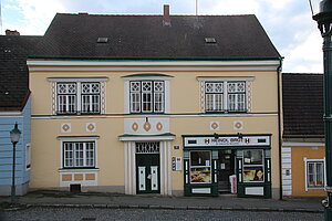 Allentsteig, Hauptstraße Nr. 20: secessionistisch umgebautes Haus