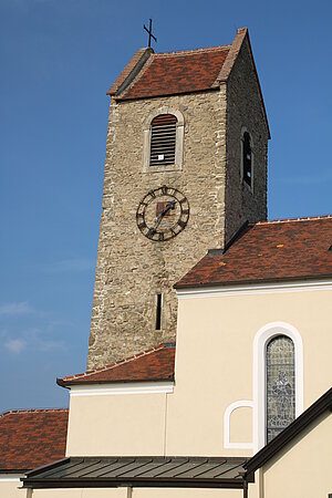 Hohenwarth, Pfarrkirche hl. Michael, im Kern rom. Bau, got. Westturm und Chor