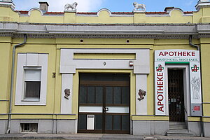 Marchegg, Hauptstraße Nr. 9: Apotheke Zum Erzengel Michael, späthistoristischer Fassadendekor, Ende 19. Jahrhundert