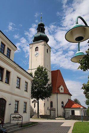 Wiesmath, Pfarrkirche hll. Peter und Paul, spätgotische Wehrkirchenanlage, 15. Jh.