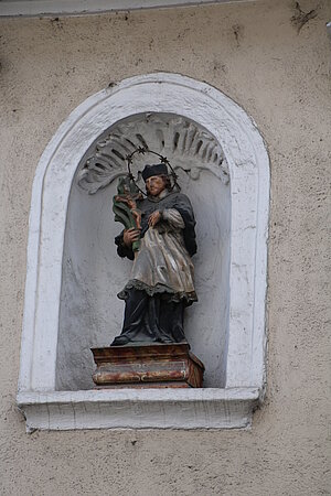 Mautern an der Donau, St. Pöltner Straße Nr. 20: Kapellmacherhaus, in der Fassadennische Statue Hl. Johannes Nepomuk
