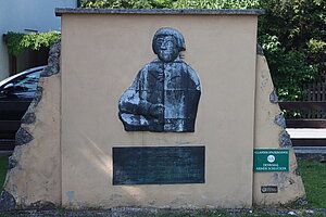 Alland, Denkmal für Philipp Schlucker, den Erbauer der Mauer des Lainzer Tiergartens, 1982