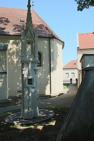 Hof am Leithaberge, Kirchhof mit gotischer Lichtsäule, 15. Jh.