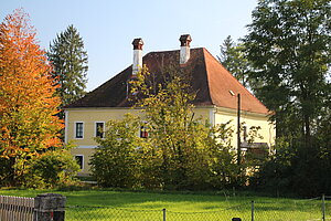 Sankt Pantaleon, Pfarrhof, spätmittelalterlicher Kern, im 18. und 19. Jh. ausgebaut