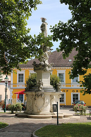 Wallsee, Mariensäule auf dem Hauptplatz, Benedikt Stöber, 1710, gestiftet von Johann Nikolaus Guyard, Freiherr von St. Julien, Reichsgraf von und zu Wallsee