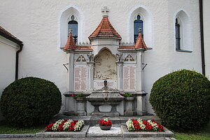 Zeillern, Kriegerdenkmal an der Fassade der Pfarrkirche