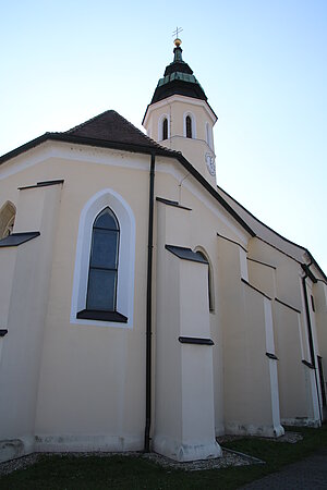 Gerasdorf, Pfarrkirche Hll. Petrus und Paulus, gotische Ostturmkirche