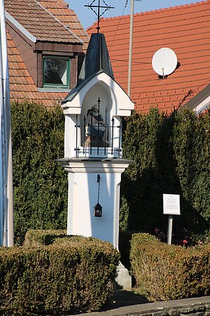 Großwetzdorf, Tabernakelpfeiler bei Pfarrkirche, Lichthäuschen, 16. Jh.