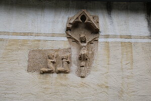 Guntersdorf, Pfarrkirche Mariae Himmelfahrt, Reliefgruppe Kruzifix und Stifter, Mitte 14. Jh.