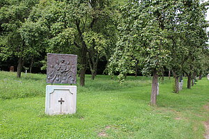 Maissau, Quittengang beim Schloss mit Kreuzweg, im Gedenken an Ferdinand Graf von Abensperg und Traun gestiftet