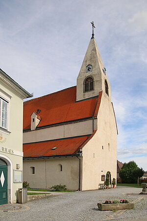 Rastenfeld, Pfarrkirche Mariae Himmelfahrt, im Kern romanischer Bau mit gotischem Chor