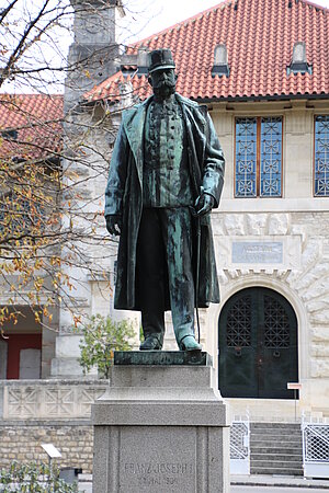 Bad Deutsch-Altenburg, Kaiser Franz Joseph Denkmal, 1904, gegenüber vom Museum Carnuntinum