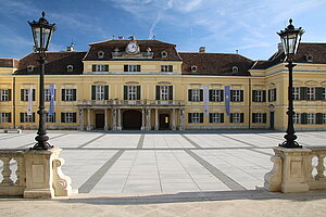Laxenburg, Schloss Laxenburg, Fassade zum Schlossplatz hin