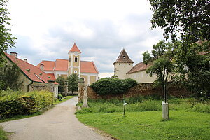 Maissau, Blick auf das Ensemble von Pfarrkirche und Schloss