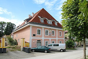 Gresten, Oberer Markt 12, "Landhaus Heller", Kongregationshaus der Schwestern des 3. Ordens des hl. Franziskus, 3. Viertel 18. Jh.