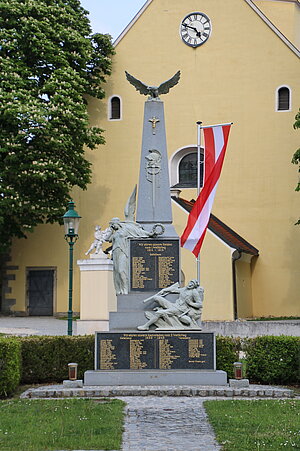 Rückersdorf, Denkmal für die Gefallenen vor der Pfarrkirche