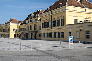 Laxenburg, Schloss Laxenburg, Fassade zum Schlossplatz hin