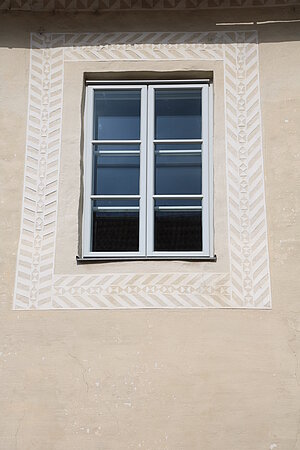 Stratzing Nr. 82: Mittelflurhaus, im Kern 16. Jahrhundert, Sgraffito-Dekor, Bauinschrift 1568