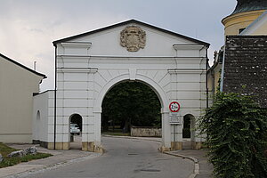 Judenau, Einfahrtstor zum Schlosshof, vor 1600 von Helmhart Jörger von Tollet errichtet