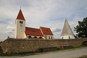 Friedersbach, Pfarrkirche und Karner von Wehrmauer umgeben