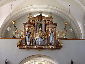 Frankenfels, Pfarrkirche hl. Margareta, Orgelempore, reich dekoriertes, barockes  Orgelgehäuse, die Orgel von Krenn Orgelbau 1972