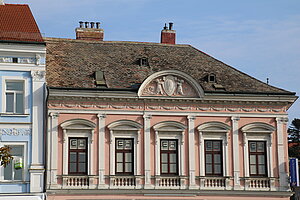 Hollabrunn, Hauptplatz Nr. 16: späthistoristisch mit Neorenaissancefassade, 4. Viertel 19. Jh.