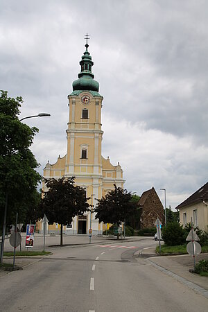 Loosdorf, Pfarrkirche hl. Lorenz, Langhaus und Chor 1570-80 errichtet, Turm und Westfassade um 1730