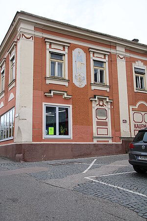 Neulengbach, Rathausplatz, Bürgerhaus mit Spätbiedermeierfassade