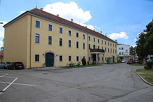 Schwadorf, Hauptplatz, sog. Herrenhaus, Verwaltungsgebäude der ehem. Spinnerei, erbaut um 1802, durch Freiherr Philipp Jacob Fries