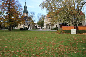 Berndorf, Theaterpark mit alter Pfarrkirche und Theater im Hintergrund