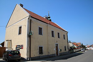 Hof am Leithaberge, Pfarrhof, im Kern 16. Jh., Umbau im 17. Jh.