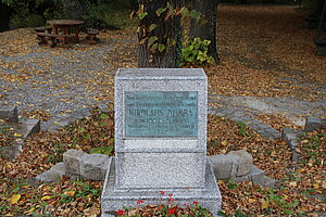 Tattendorf, Parkanlage mit Denkmal für Nikolaus Dumba, Bestzer der 1826 errichteten Kammgarnspinnerei