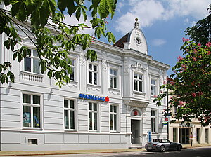 Kirchberg am Wagram, Marktplatz Nr. 16, Sparkassengebäude, 1910 errichtet, typisch späthistoristische Fassade
