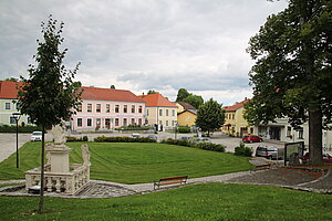 Lichtenau, Straßenplatz vor der Kirche