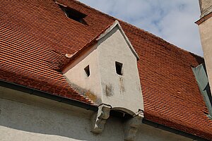 Wiesmath, Pfarrkirche hll. Peter und Paul, spätgotische Wehrkirchenanlage, 15. Jh., Wehrerker mit Schießfenstern