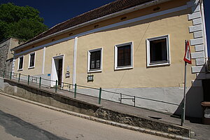 Pulkau, ehemalige Pfarrschule in der Kirchengasse, ab 1705 in Betrieb