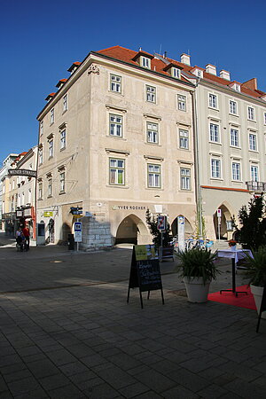 Wiener Neustadt, Hauptplatz Nr. 14, Bürgerhaus, Laubengang aus 14. Jh.