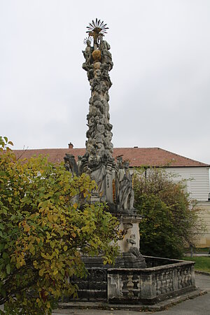 Wolkersdorf, Dreifaltigkeitssäule auf dem Kirchenplatz, 1714 errichtet