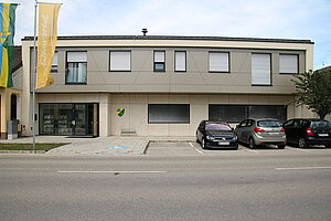 Aderklaa, Gemeindezentrum, Anger 12