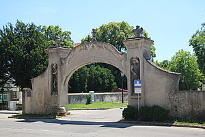 Dürnkrut, Schloss Dürnkrut, Reste der ehem. Ummauerung des Meierhofes, Pfeilerportal mit Atlanten