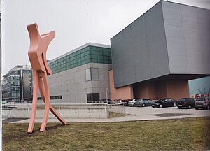 Skulptur vor dem ORF-Zentrum St. Pölten