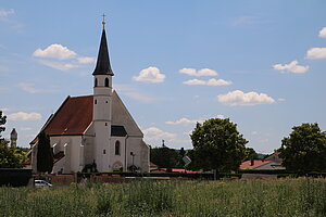Fischamend Dorf,  Filialkirche hl. Quirinus, um 1020 im Besitz des Klosters Tegernsee, heutiger Bau aus dem 14. Jh.