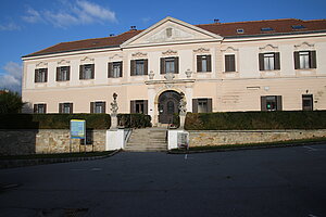 Großrußbach, Schloss unterhalb der Kirche, im Kern 15./16. Jahrhundert, 1739 barockisiert