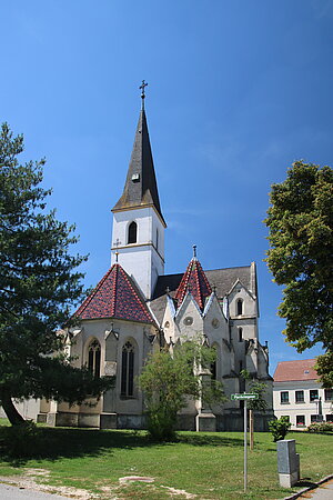 Jedenspeigen, Pfarrkirche hl. Martin, im Kern mittelalterlicher Bau, Umgestaltung durch Wiener Dombaumeister Friedrich von Schmidt, 1880-1886