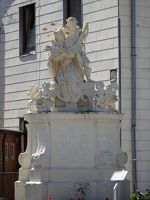 Kirchberg an der Pielach, Statuengruppe hl. Johannes Nepomuk, Mitte 18. Jahrhundert