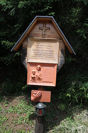 Lahnsattel - Donaudörfl, Wallfahrerkreuze an der Abzweigung des Weges Richtung Donaudörfl und Terz