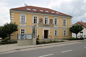 Atzenbrugg, Rathaus
